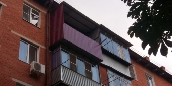 Балкон с выносом. Отделка цветным профлистом